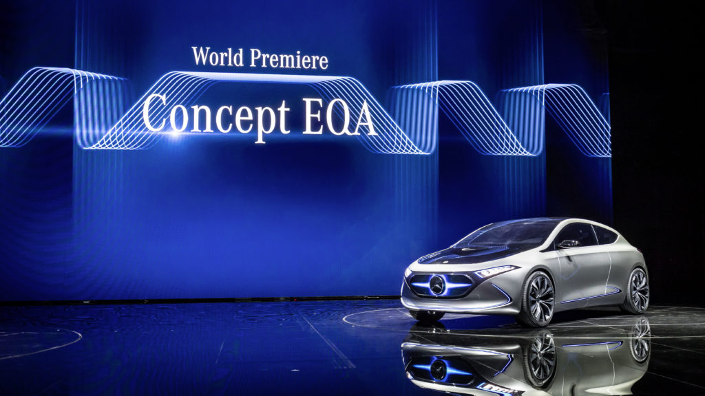 Das Concept EQA, das erste vollelektrische EQ-Konzeptfahrzeug von Mercedes-Benz im Kompaktsegment, steht für maximale Faszination in einem kompakten Fahrzeug. The Concept EQA, the first fully-electric EQ concept vehicle by Mercedes-Benz in the compact segment, stands for a maximum of fascination in a compact vehicle.